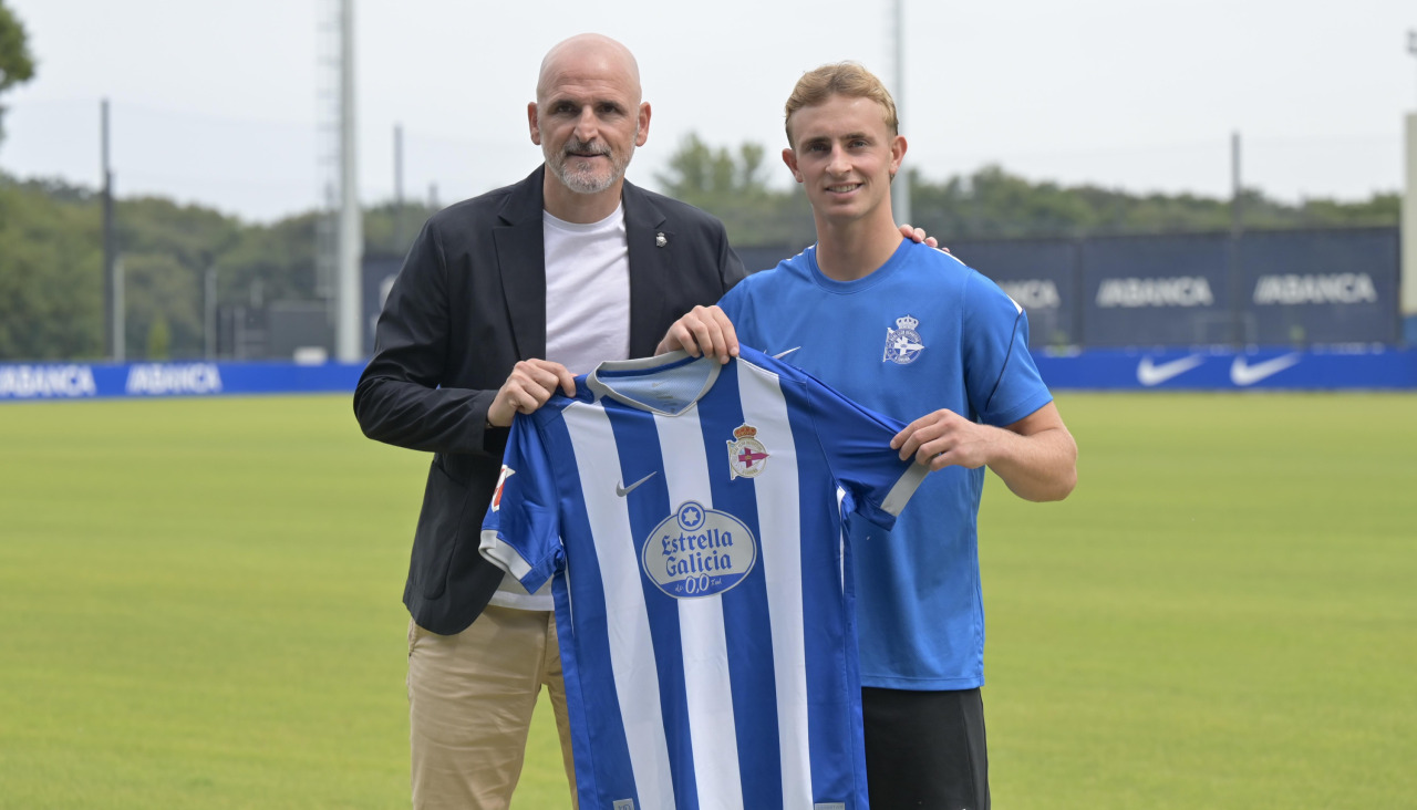 Fernando Soriano y Teun Gijserhard, durante la presentación del neerlandés como jugador del Deportivo