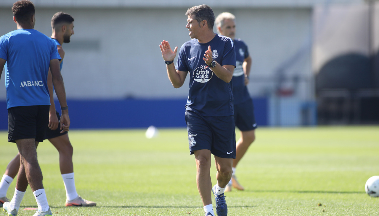 Antonio Hidalgo dando indicaciones durante un entrenamiento del Deportivo