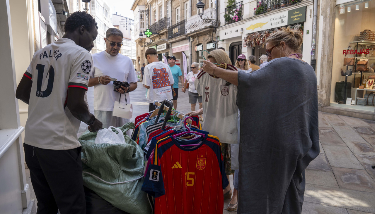 Venta de camisetas en la Calle Real
