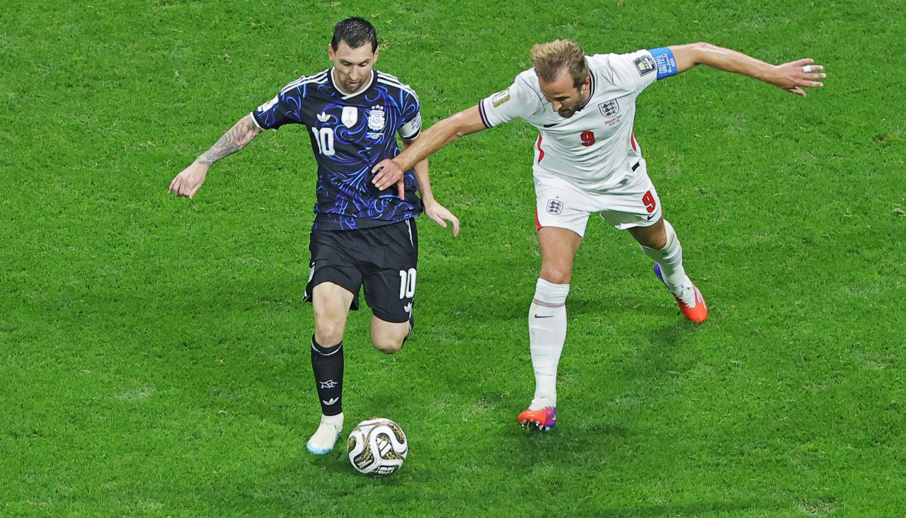 Lionel Messi protege el balón ante Harry Kane en la semifinal del Mundial 2026