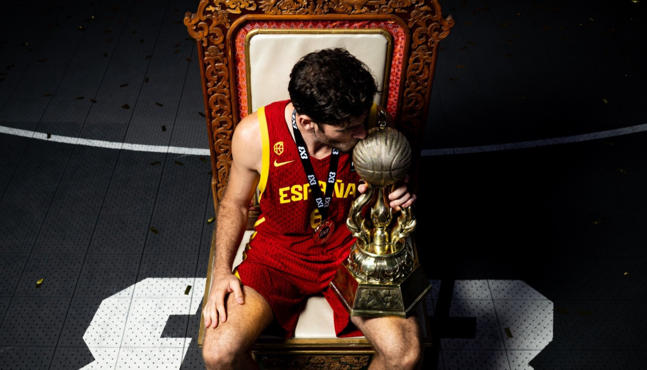 Carlos Martínez posa con la Copa del Mundo