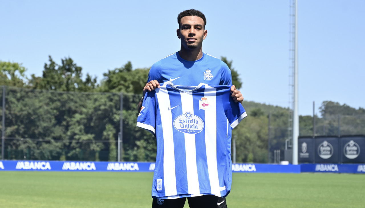 Bright Ede en su presentación con el Deportivo