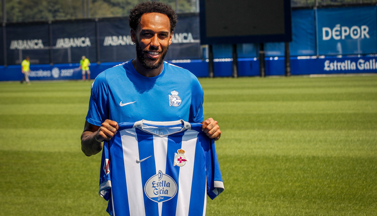 Aubameyang posa con la camiseta del Deportivo en su presentación