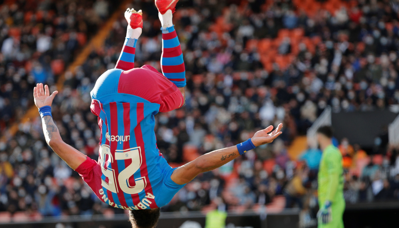 Aubameyang celebra un gol con el Barcelona dando una voltereta