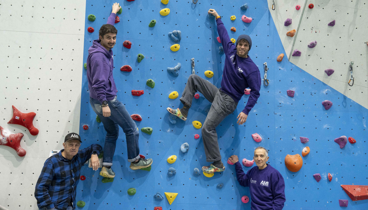 Félix Criado, Jaime Larriet, Adrián Álvarez y Fausto Blanco, miembros de AMI, en el rocódromo de Riazor