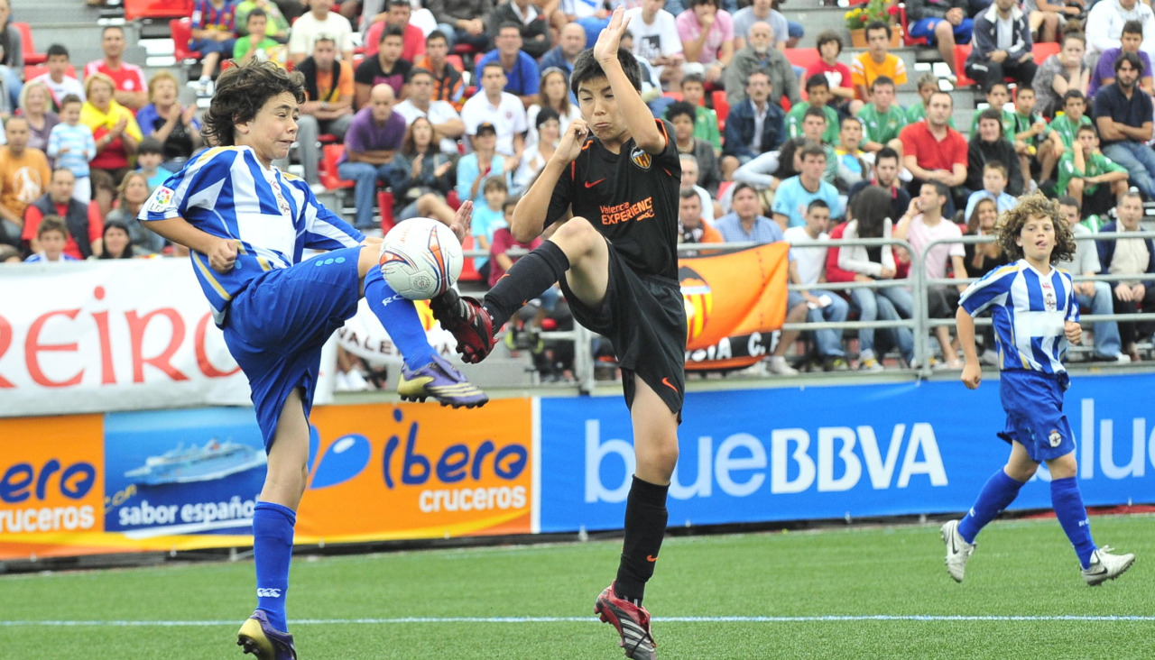 Blas Alonso pugna con Carlos Soler, actual jugador de la Real Sociedad y estrella del XVI Torneo Nacional Blue BBVA Alevín de Fútbol 7 de 2009 en A Torre