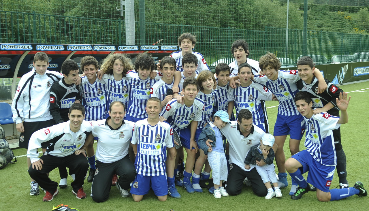 El Deportivo celebra el título de campeón de Liga Gallega Infantil de 2011 con Angeliño entre sus filas