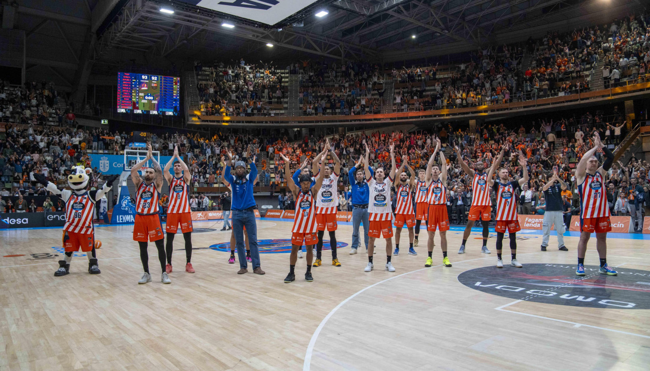 Los jugadores del Leyma de la temporada 2024-25, la de la primera experiencia en la ACB, saludan al público