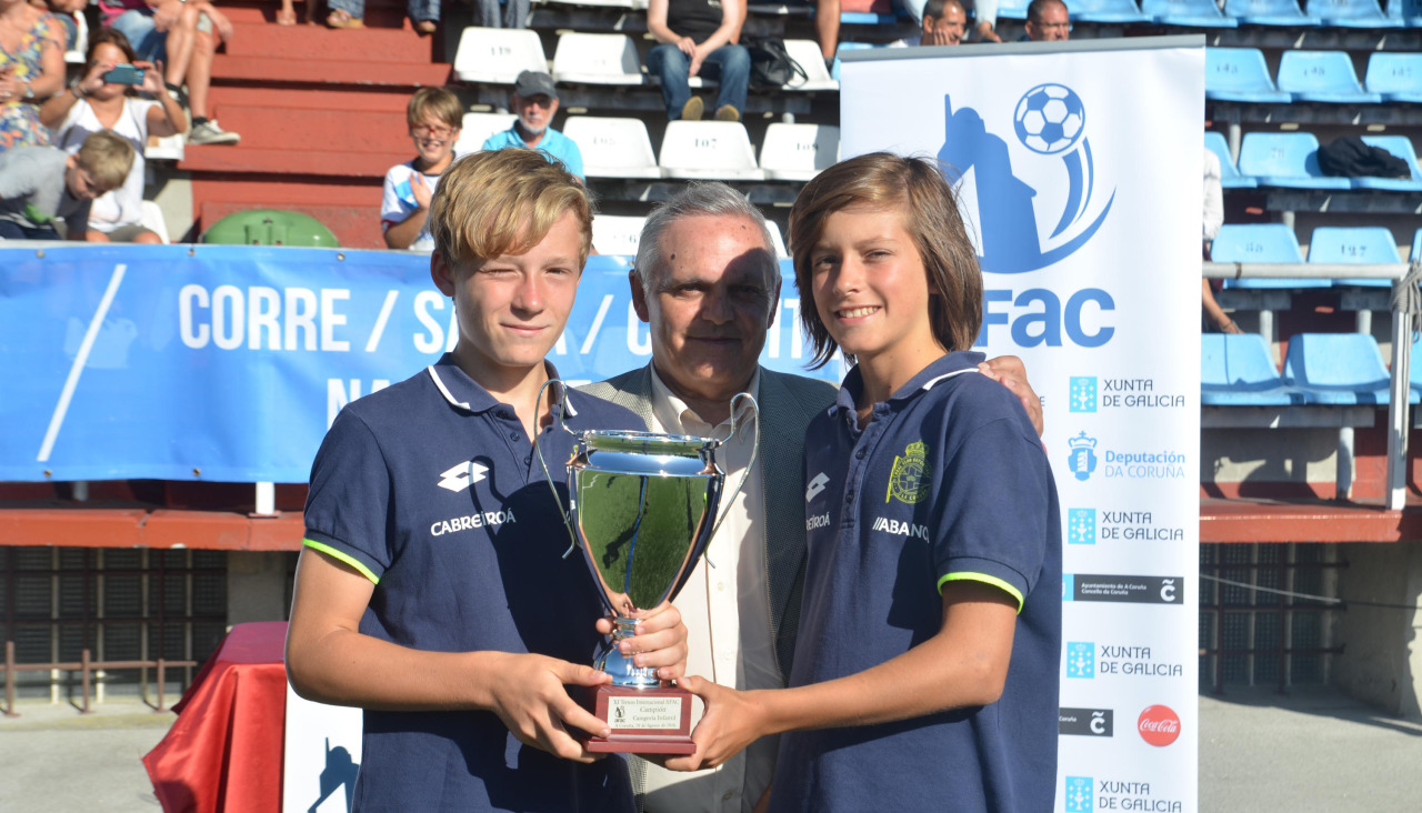 Álvaro Carreras (izquierda), con el XI Torneo AFAC en agosto del 2016, cuando jugaba para los infantiles del DeportivoFútbol BaseXI Torneo AFAC