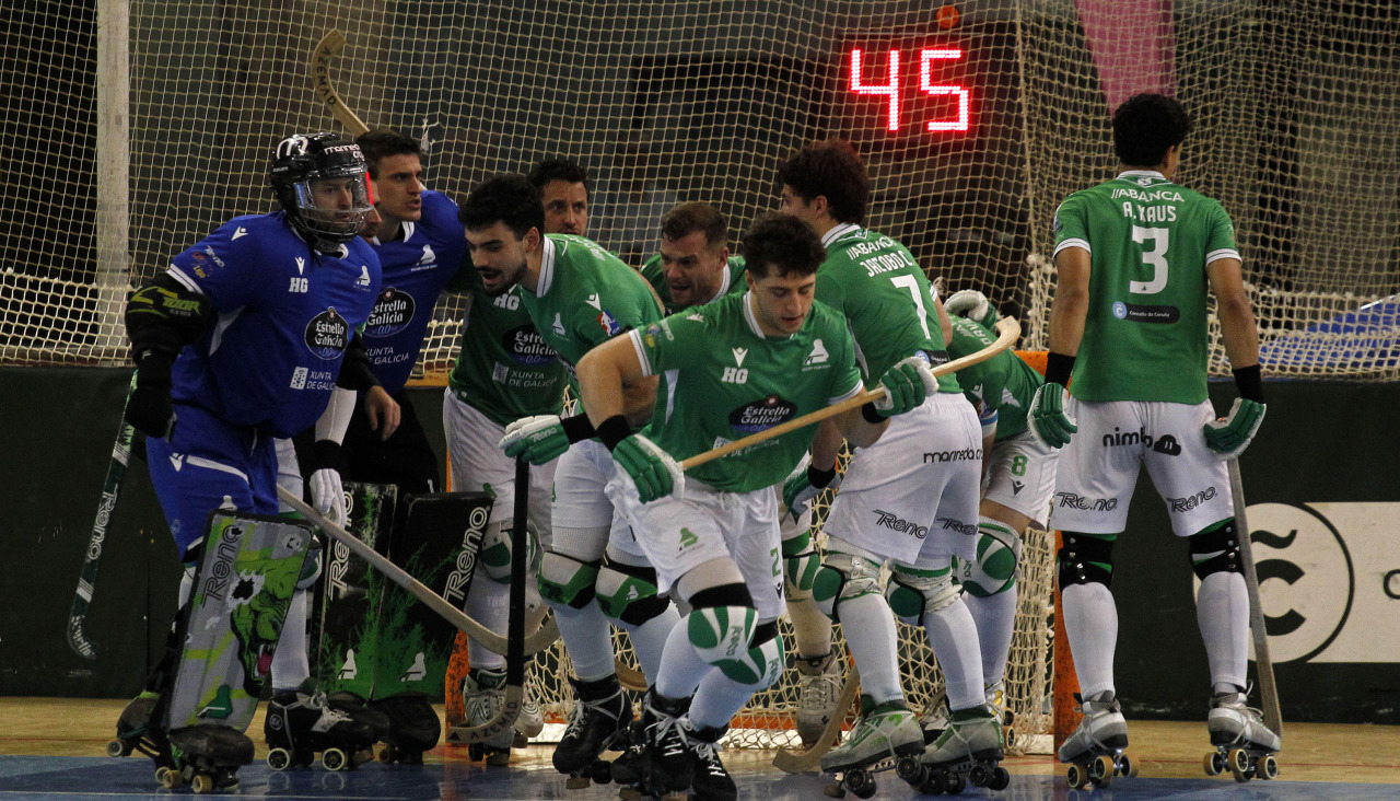 Los jugadores del Liceo sobre la pista del Palacio en el segundo partido de la final del playoff de OK Liga ante el Igualada