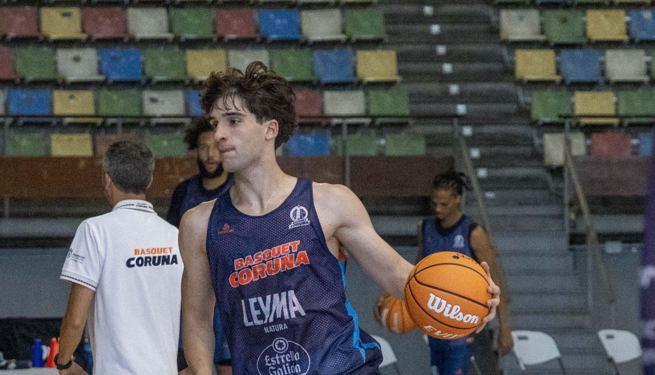 Eric del Castillo durante el primer entrenamiento de la pretemporada del Básquet Coruña