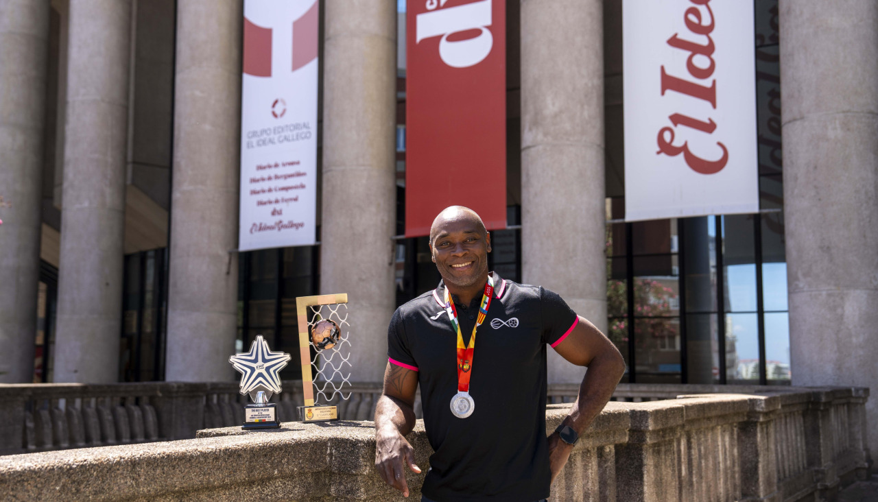 Lorenzo Envo Edjang con varios de sus reconocimientos deportivos