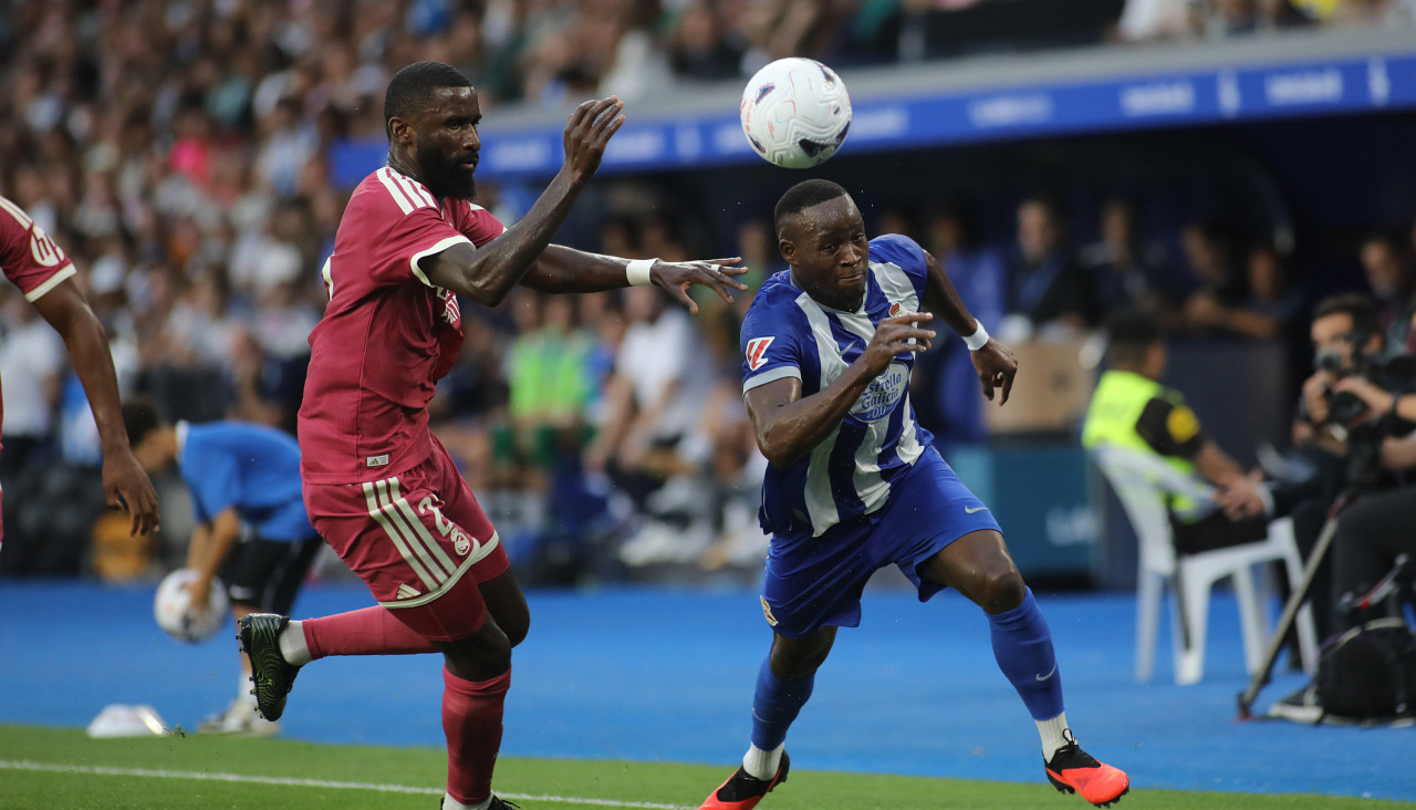 Bil Nsongo trata de zafarse de Rüdiger en el Dépor-Real Madrid en el Teresa Herrera