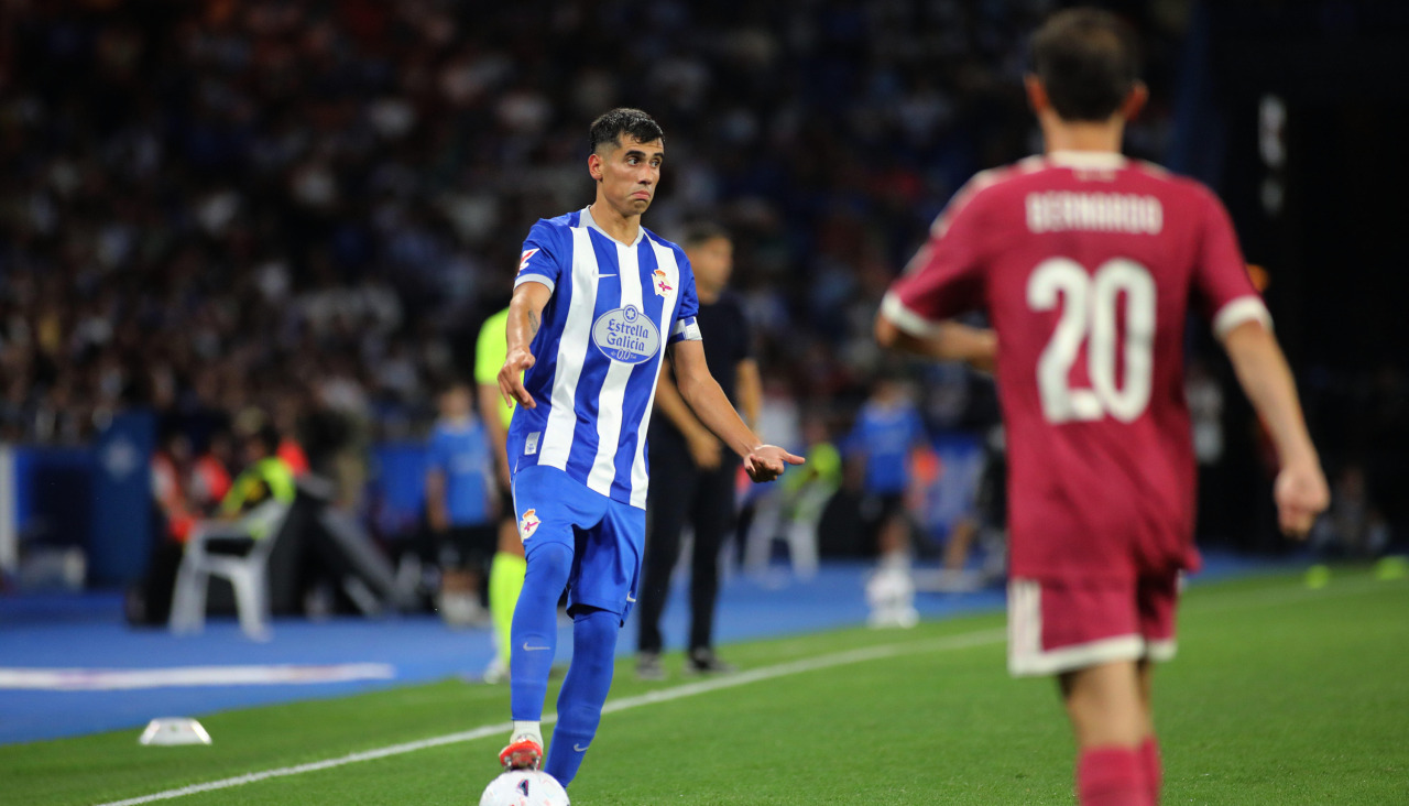 Diego Villares, centrocampista del Deportivo, gesticula mientras mantiene la posesión del balón durante el Trofeo Teresa Herrera en Riazor ante el Real Madrid
