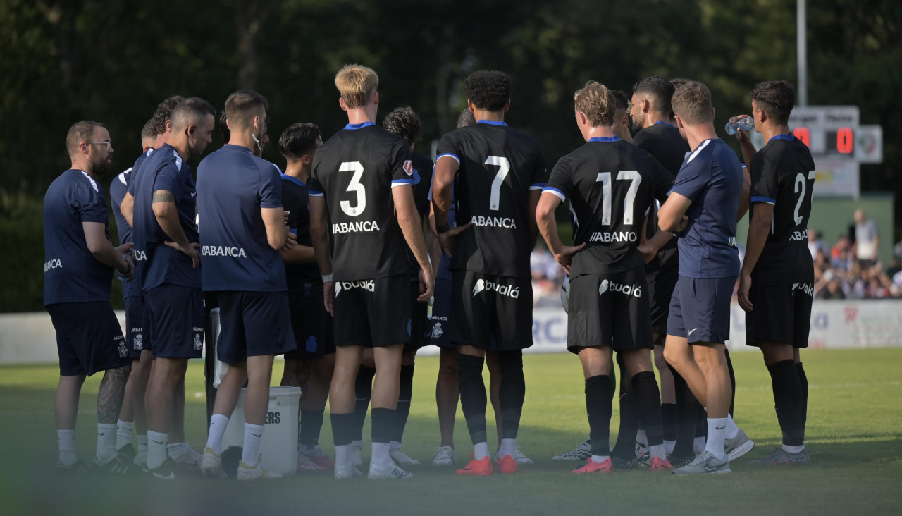 Una imagen de la plantilla del Deportivo en una pausa de hidratación durante el partido ante el Lugo de pretemporada