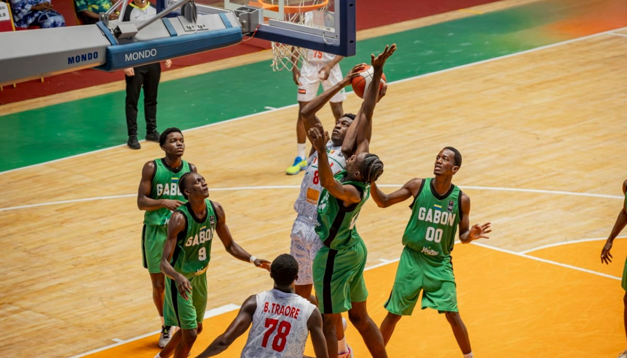 Ouwa Camara (8) durante el partido ante Gabón del Afrobasket sub-18