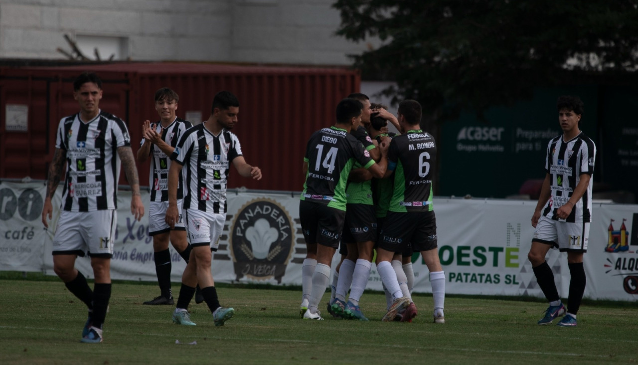 Los jugadores del Boiro celebran el gol de la victoria
