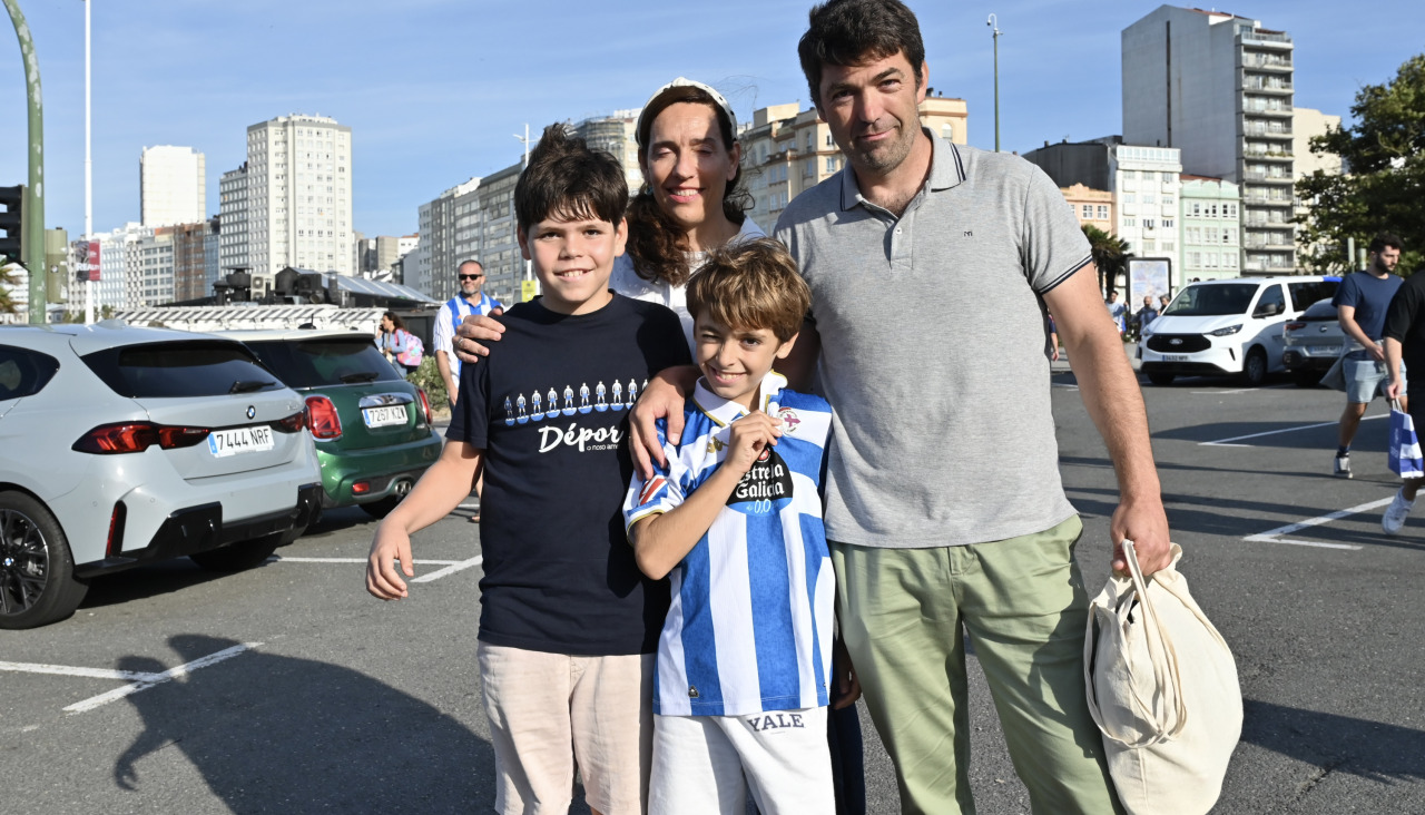 Hubo gran ambiente en la previa del Deportivo-Elche a pesar de ser lunes