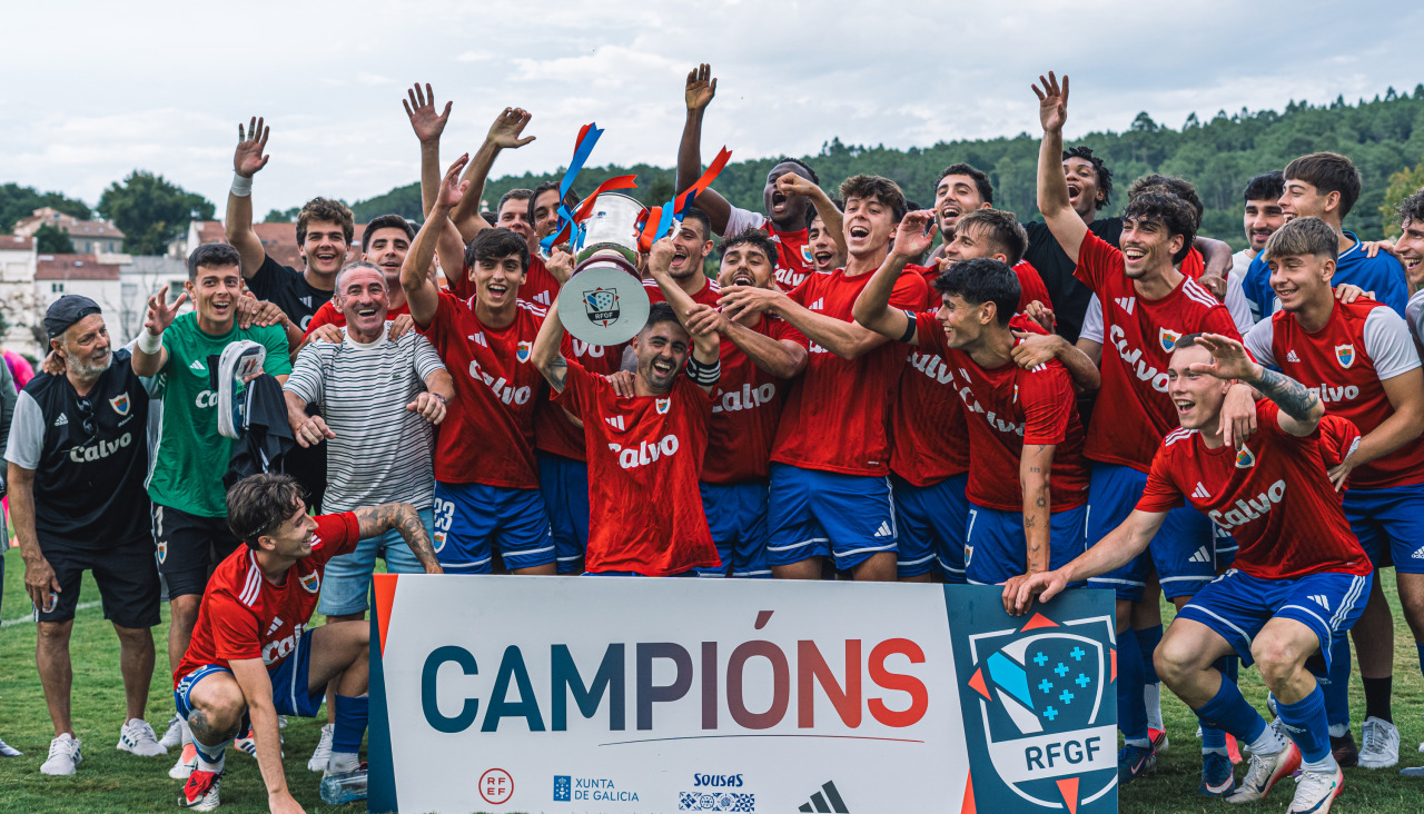Iago Novo levanta el trofeo de campeones de la fase autonómica de la Copa Federación