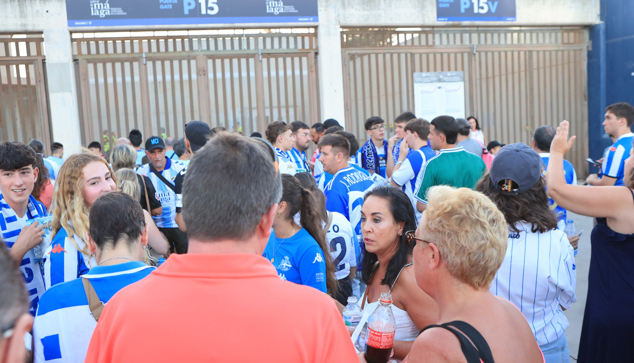 Cientos de seguidores blanquiazules estuvieron en La Rosaleda