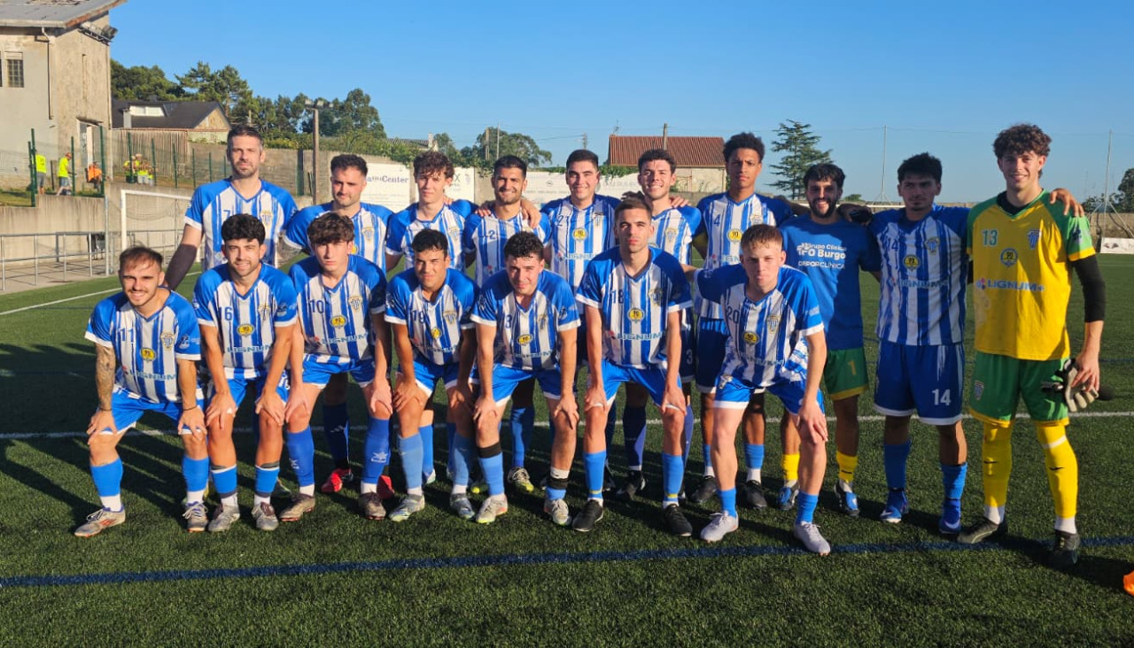 Jugadores del Almeiras antes de un amistoso de esta pretemporada