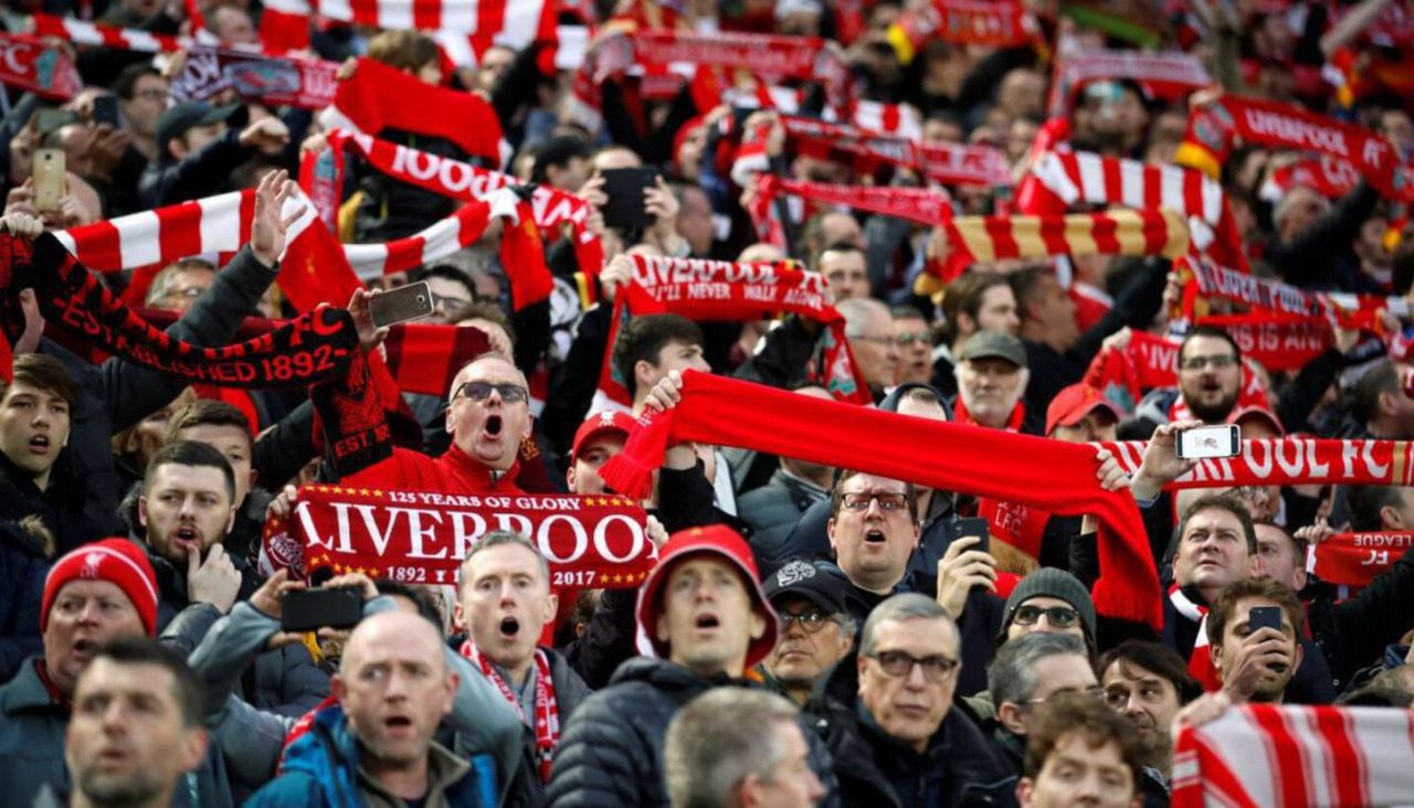 Aficionados del Liverpool cantan You''ll never walk alone