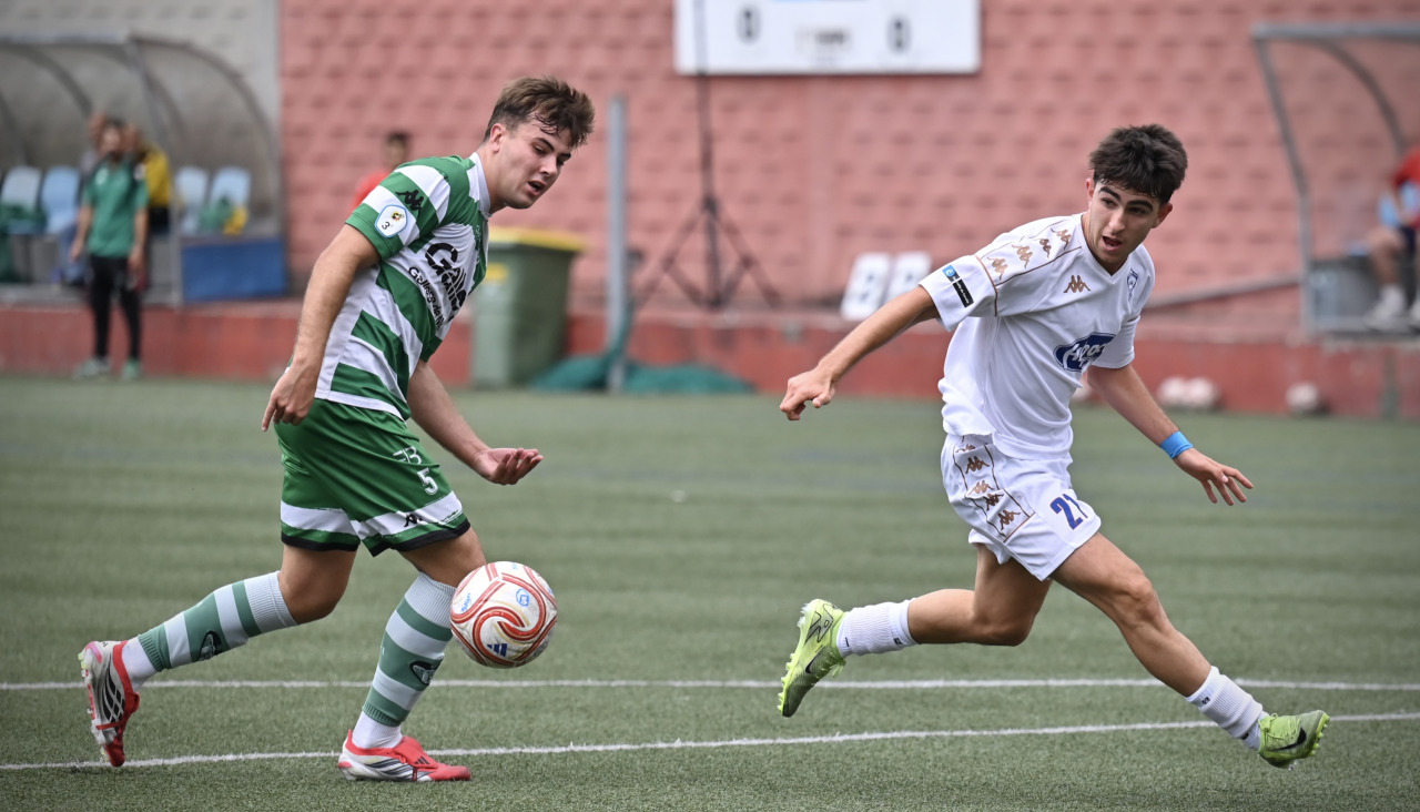 Mato y Baldo durante un lance del partido entre Silva y Paiosaco