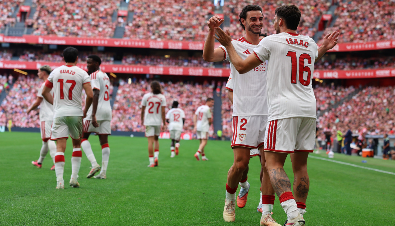 Juan Iglesias felicita a Isaac Romero tras marcar el tercer gol del Sevilla en su victoria por 1-3 ante el Athletic en San Mamés