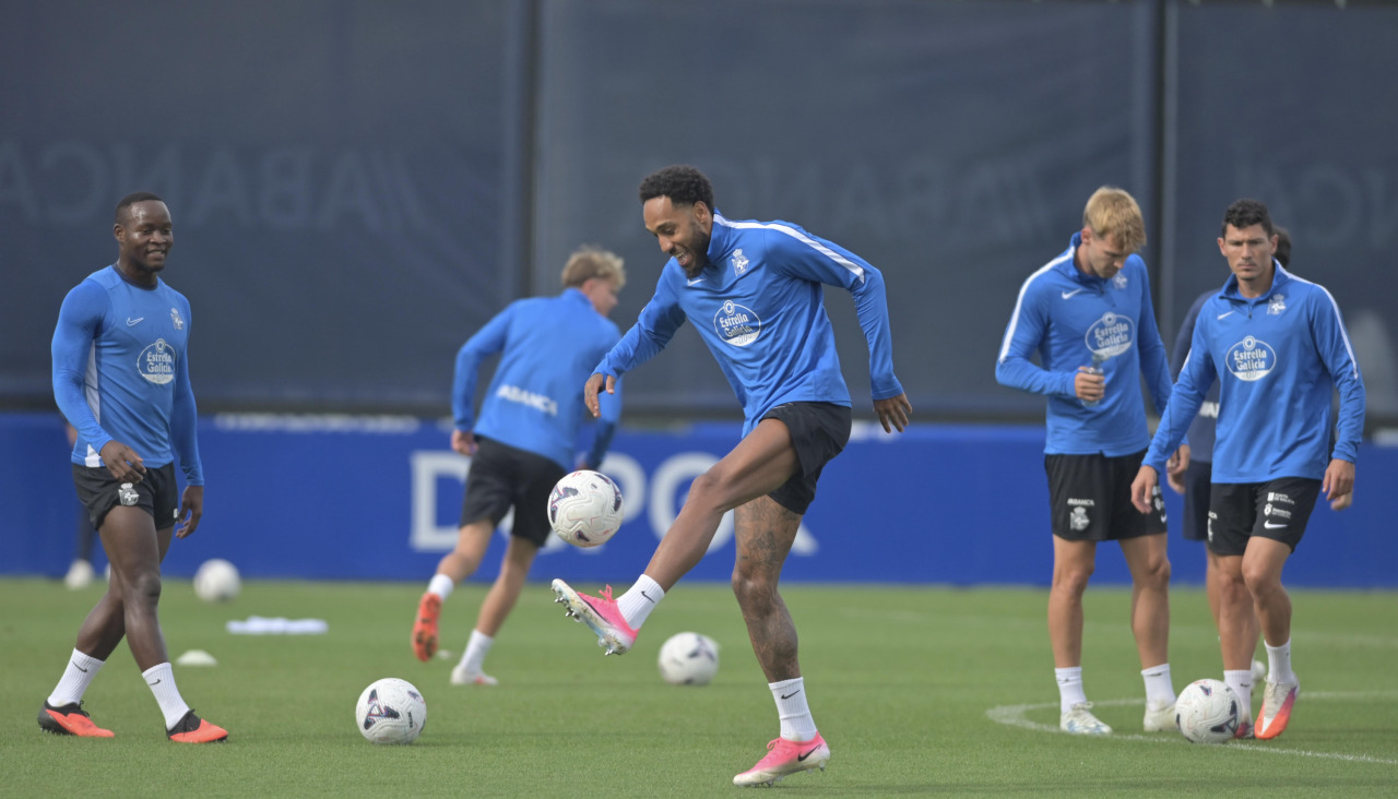 Aubameyang, en un entrenamiento con el Deportivo