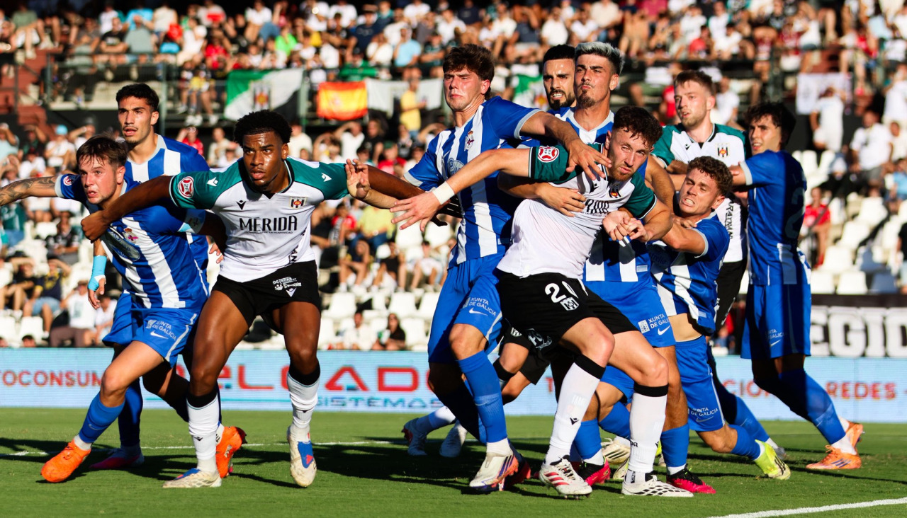 Jugadores del Mérida y el Fabril en una acción a balón parado