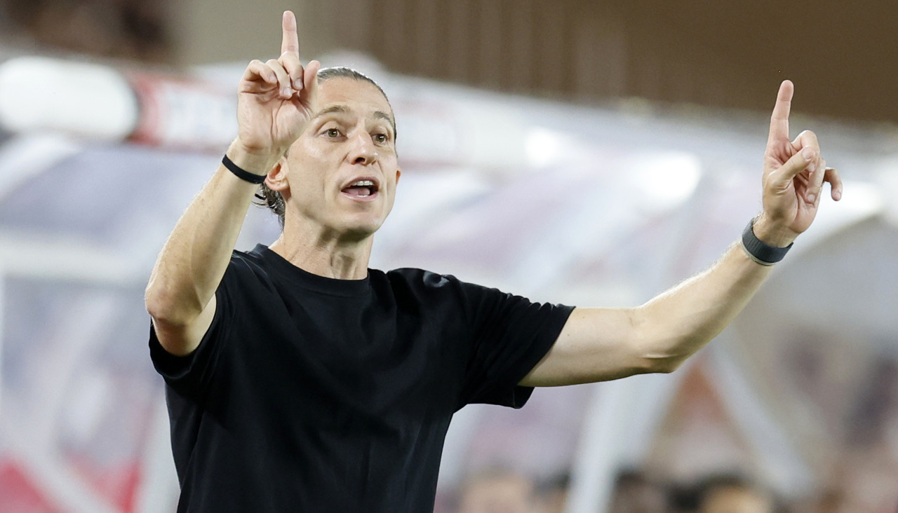 Filipe Luis gesticula durante un partido con el Mónaco