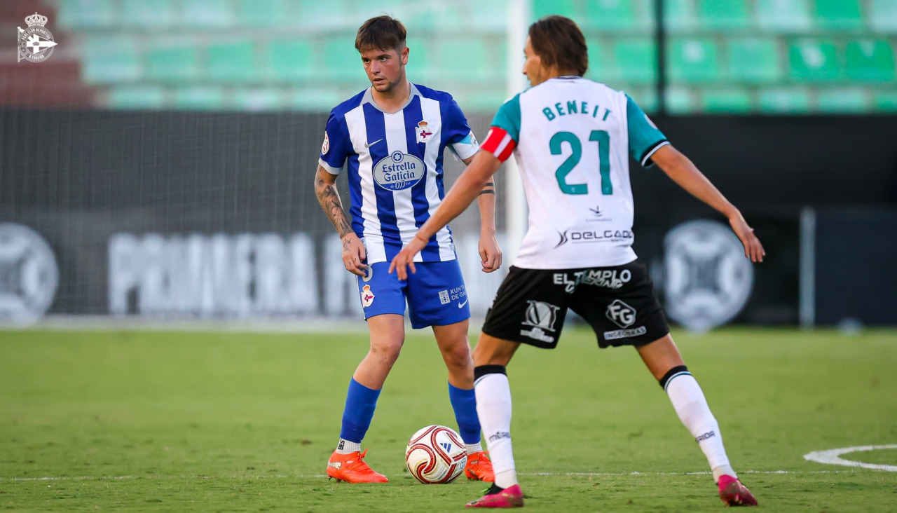 Rubén López controla el esférico ante Benett en el partido entre Fabril y Mérida