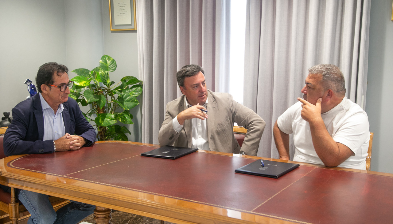 Antonio Leira, Valentín González Formoso e Rafael Pazos na sinatura do convenio entre a Deputación da Coruña e a SCDR Narón