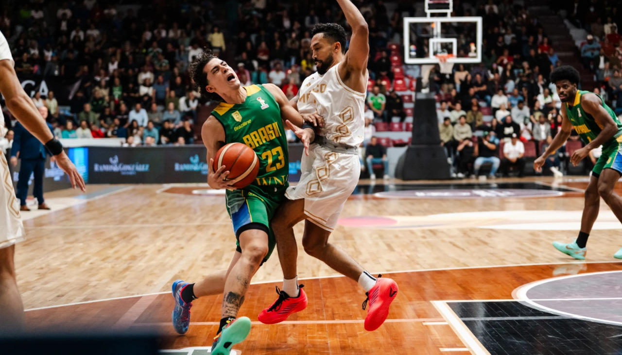 Caio Pacheco entra a canasta durante el partido entre Brasil y México