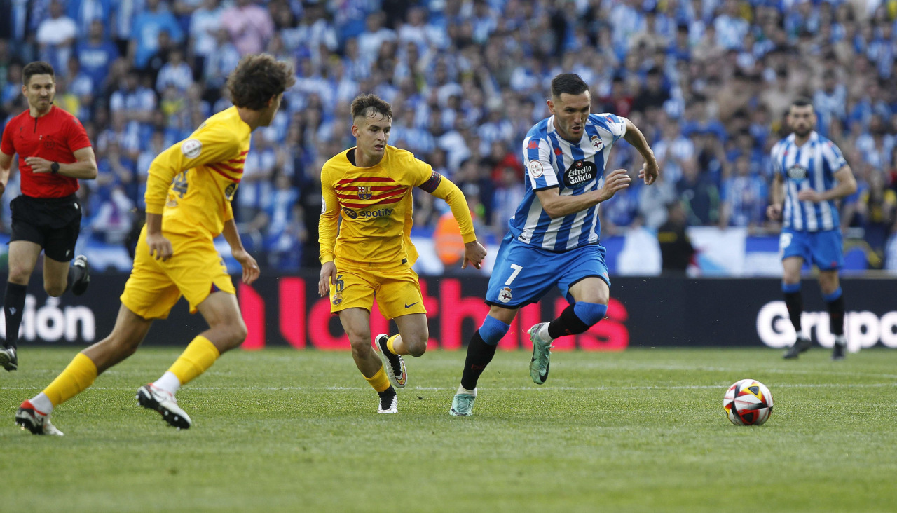13 mayo 2024Marc Casadó disputa el balón a Lucas Pérez en el partido que supuso el ascenso del Dépor a Segunda