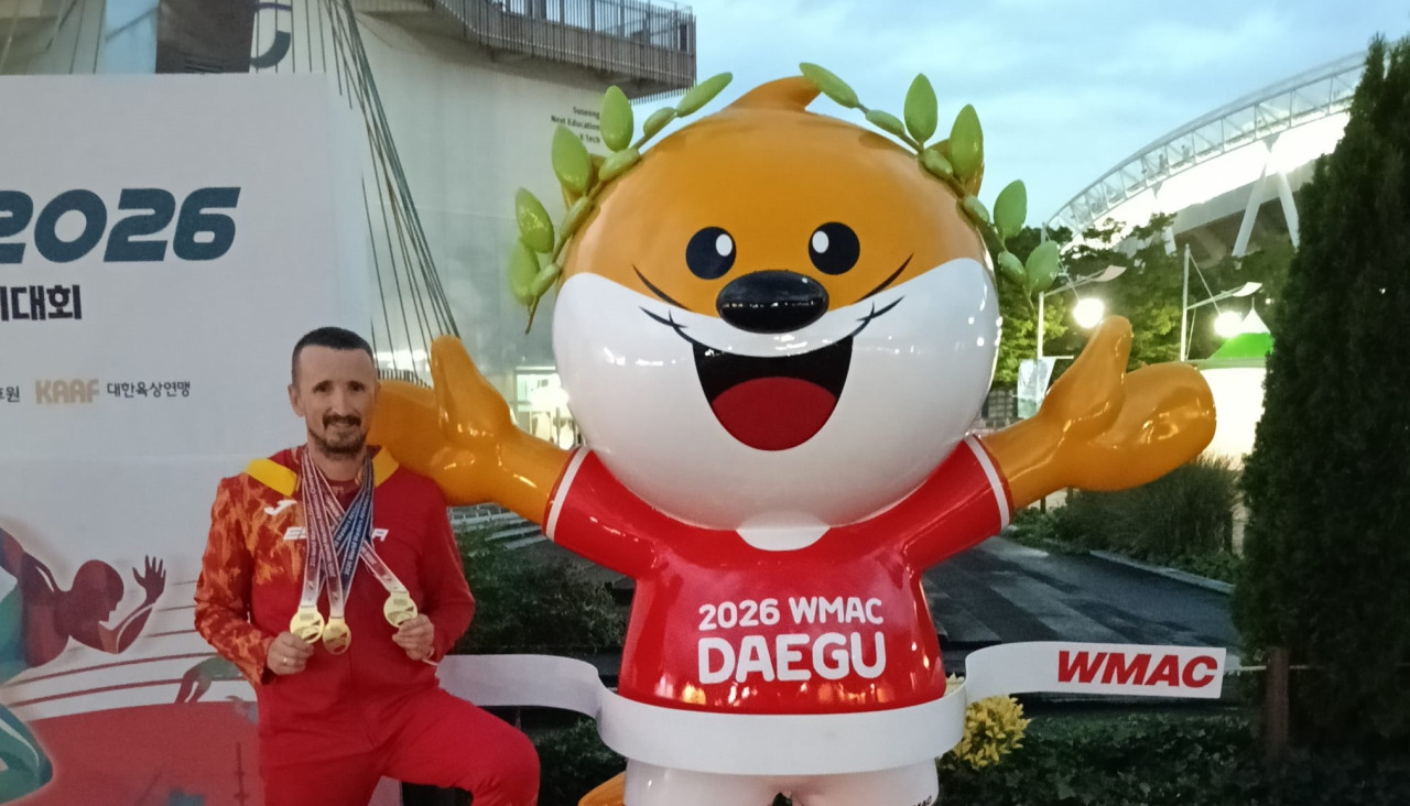 Iván Morales posa con las medallas conseguida en Daegu
