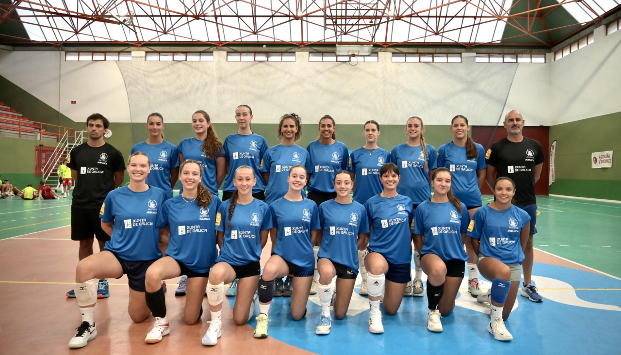 Plantilla y cuerpo técnico del CV Ciudad de A Coruña posan sobre la pista del Barrio de las Flores en su primer entrenamiento de pretemporadaBarrio de las Flores.Primer entrenamiento del Ciudad deA CoruÃ±a de voleibol.