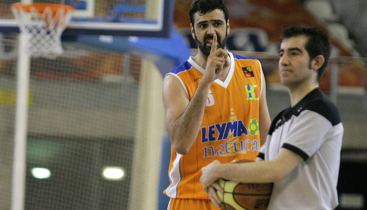 Edu Hernández-Sonseca protesta a uno de los árbitros del cuarto partido de la primera serie de playoffs de ascenso a la ACB disputada por el Básquet Coruña