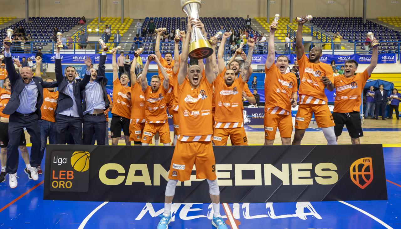 Alex Hernández levanta el trofeo de campeón de la liga regular en Melilla