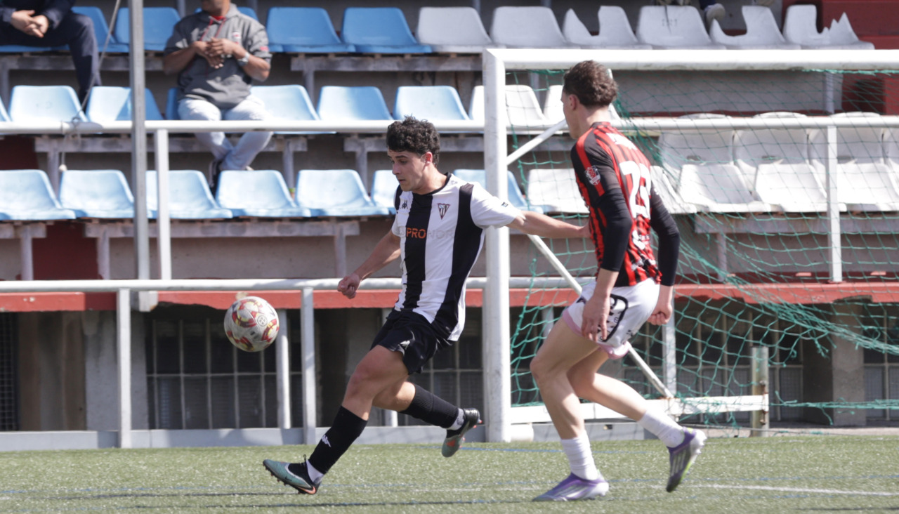 Alberto Benito, centrocampista del Victoria, durante un partido de la pasada temporada