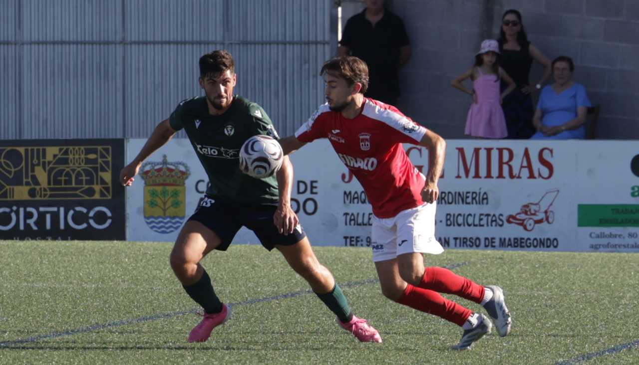 Iván Rellán, defensa del San Tirso, durante el partido de Preferente disputado ayer ante el Negreira