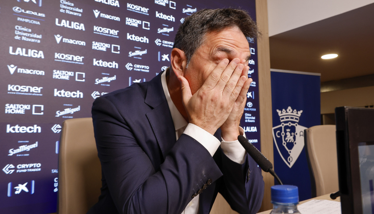 El director deportivo del Club Atlético Osasuna durante la última década, Braulio Vázquez, ofrece una rueda de prensa tras anunciar su salida del equipo para ser el nuevo nuevo director deportivo del Valencia.