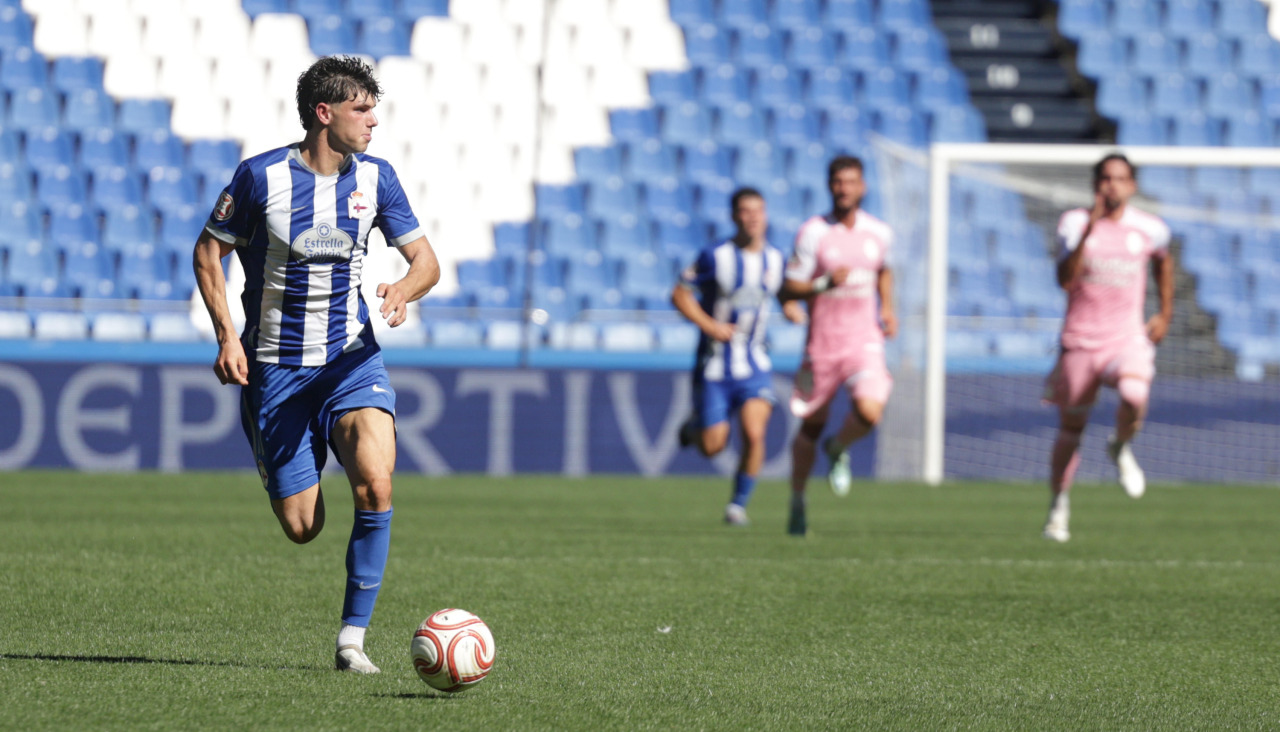 Guerrero conduce el esférico en el encuentro entre Fabril y Ponferradina del pasado domingo