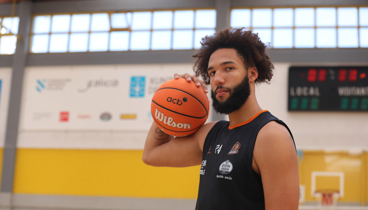George Conditt IV posa para DXT Campeón en el pabellón de Elviña