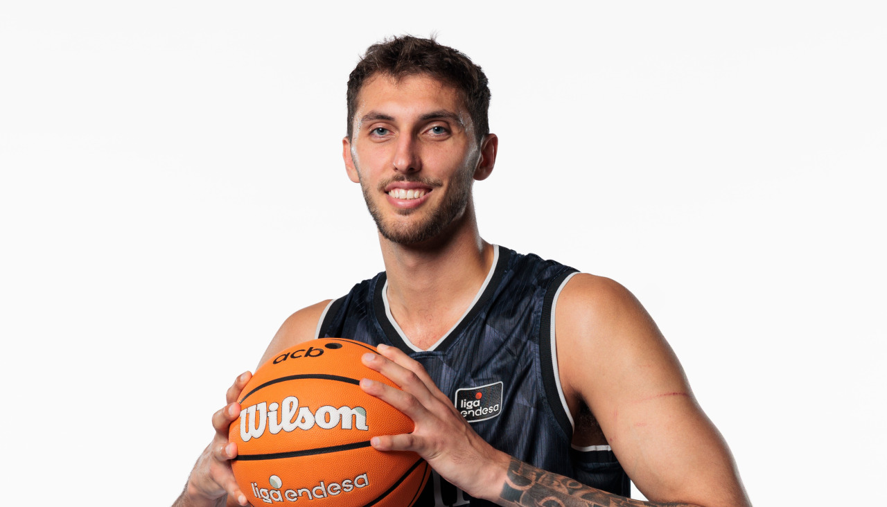 Luke Petrasek posa con la camiseta de Bilbao