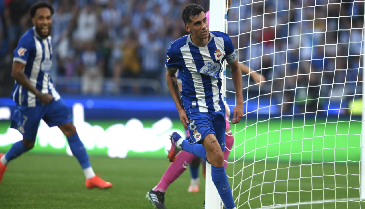 Diego Villares, capitán del Dépor, justo después de hacer el empate ante el Betis en Riazor