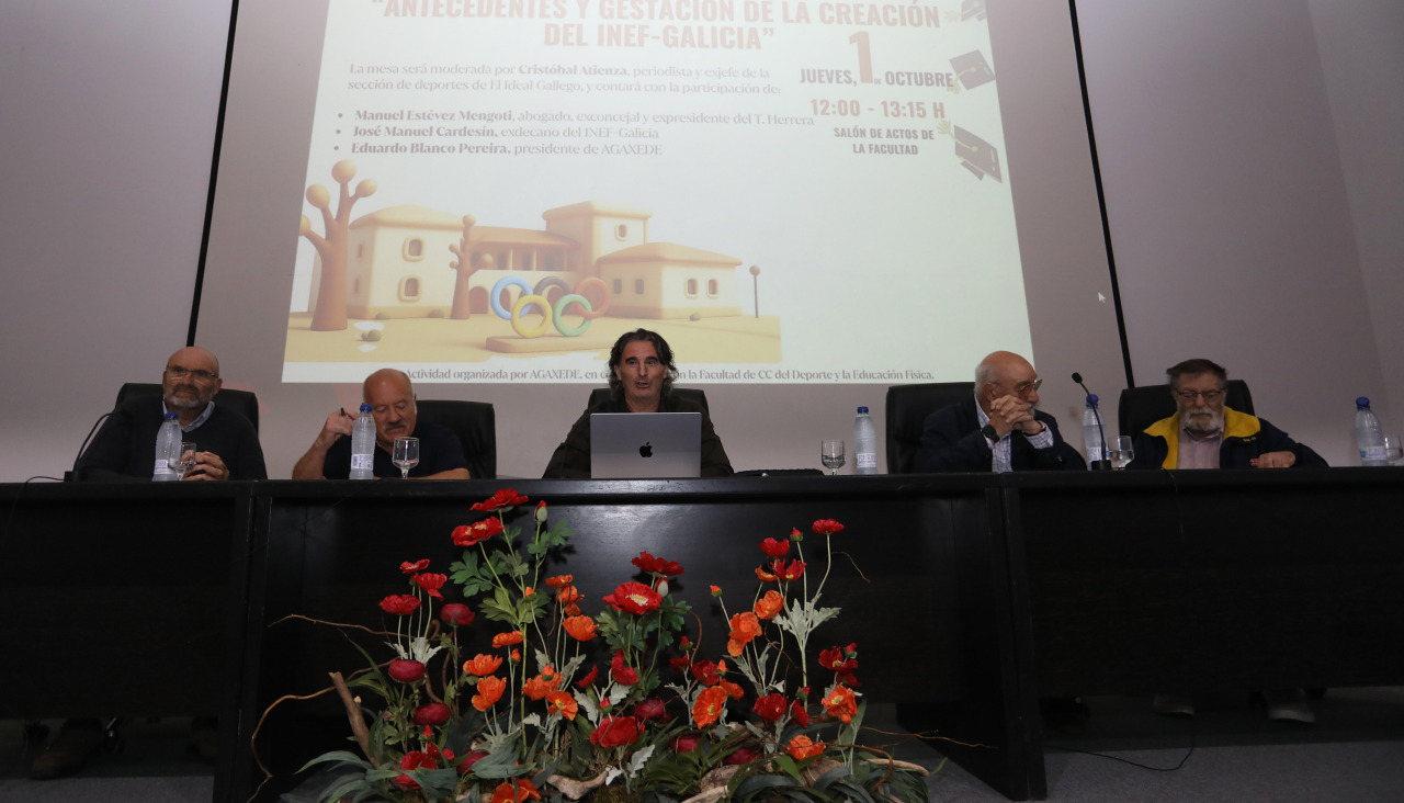 Los ponentes, durante la mesa redonda celebrada en las instalaciones salón de actos de la Facultad de Ciencias del Deporte y la Educación Física de la UDC