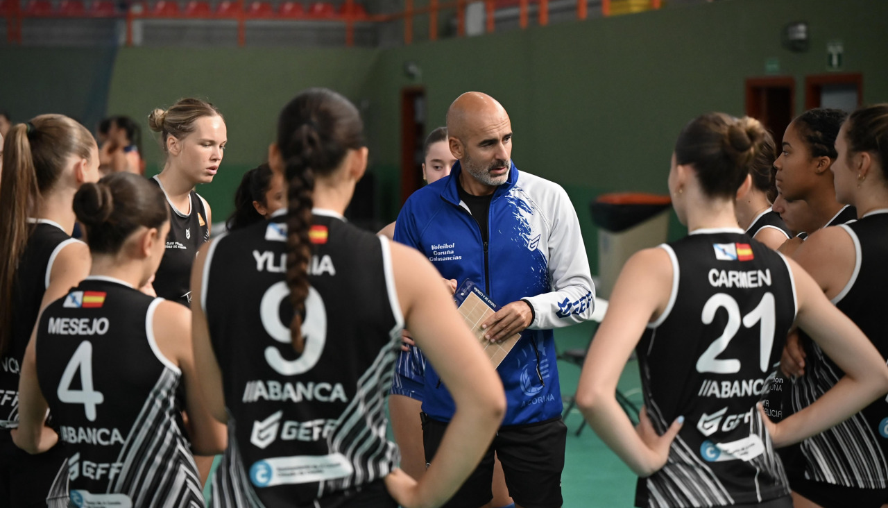 Charly Suárez da instrucciones a sus jugadoras durante un partido de pretemporadaVoleibol.Barrio de las Flores. Ciudad de A Coruña-Oleiros.