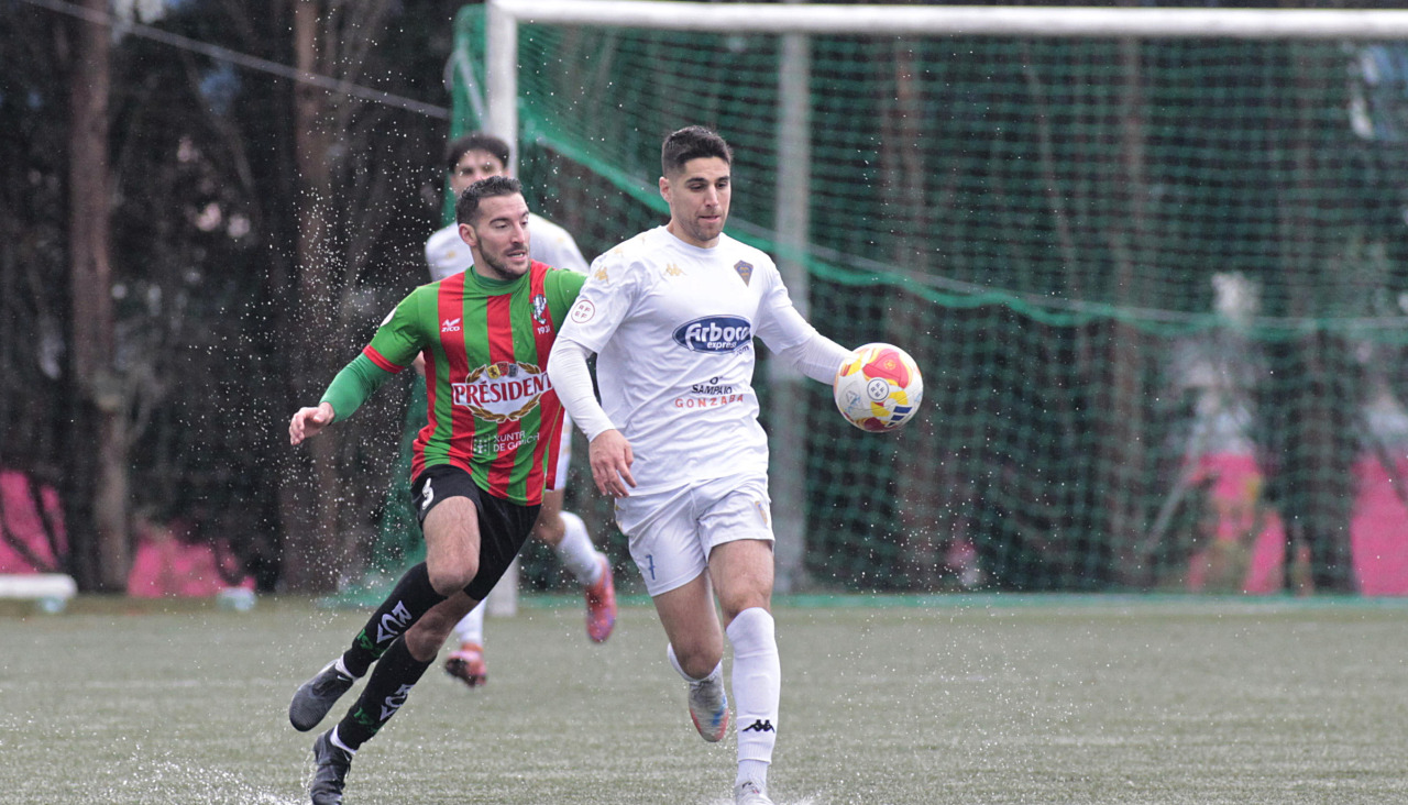 Una acción del Silva-Racing Villalbés de la temporada pasada en A Grela
