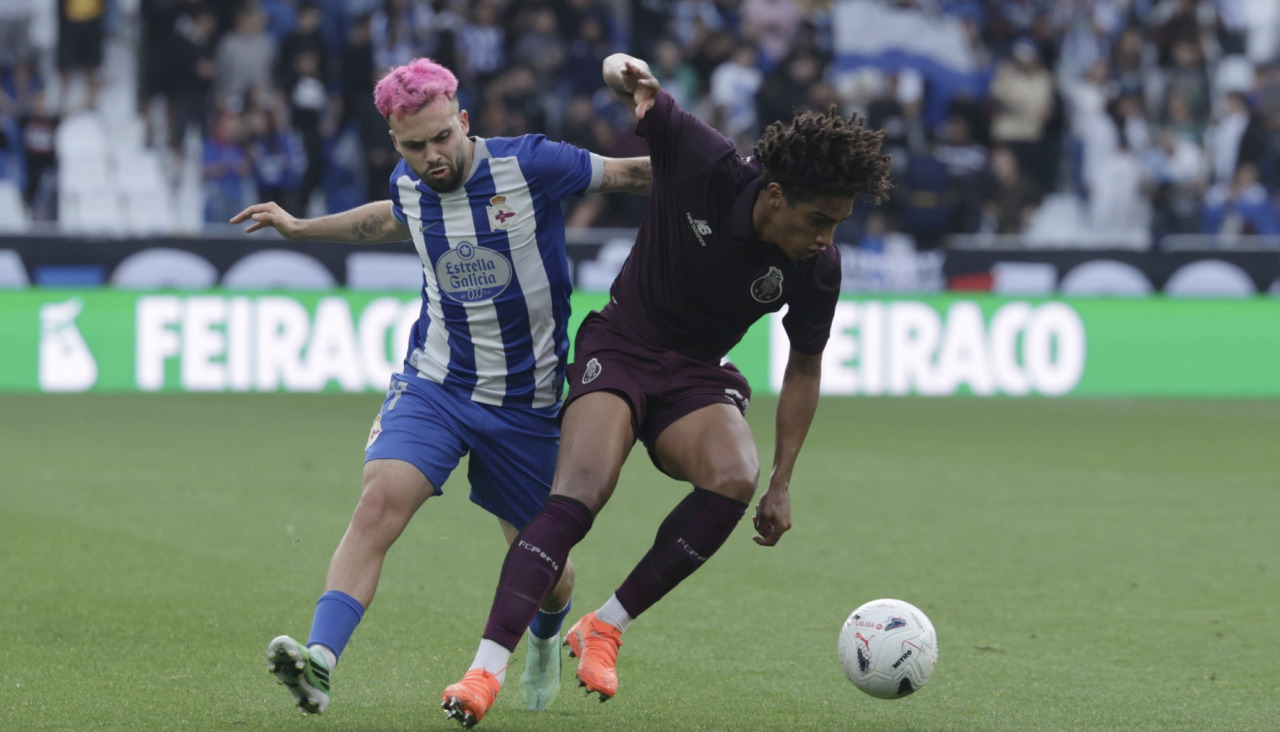 Mella pelea por la pelota con un rival en el Dépor-Oporto